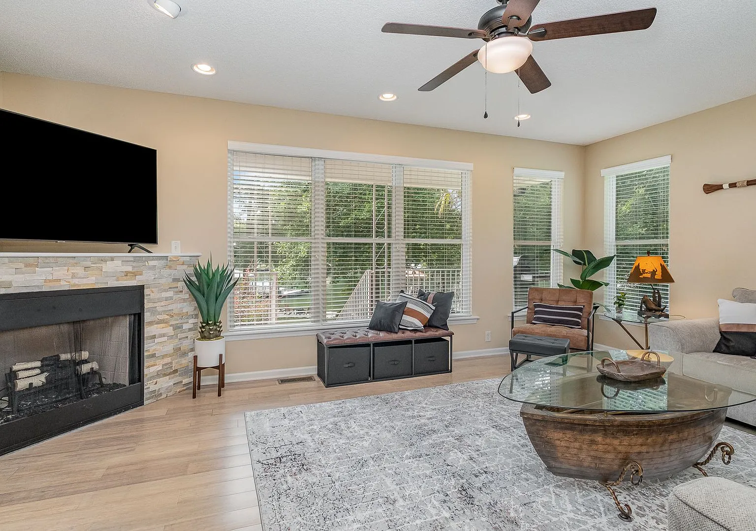Waterfront Fully Furnished on Lake Norman Available 10/1 — Photo 4