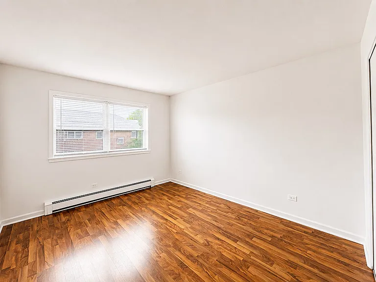5733 W 103rd St #2W — Photo 7