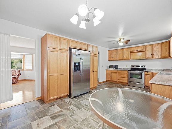 5th image of 833 Lewis Pl