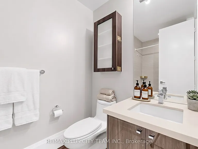 29 Queens Quay E #Townhouse 122 — Photo 11
