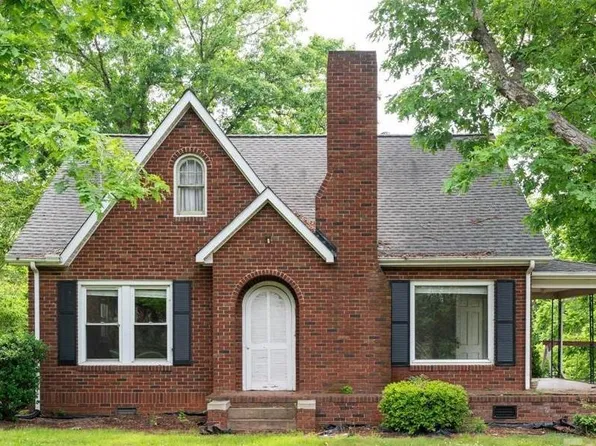 4098 Village Cir, Hickory, NC 28602