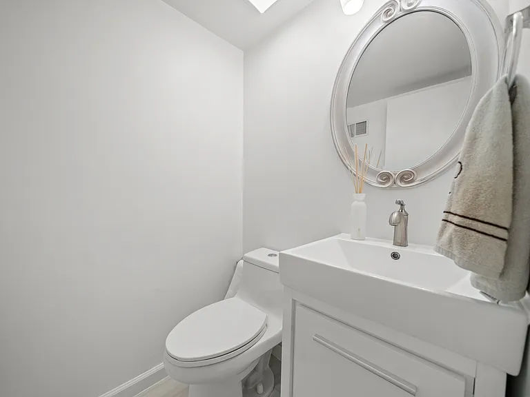 22 Pamrapo Ct W — Photo 38