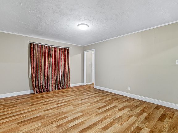 5th image of 10 Rosewood Dr
