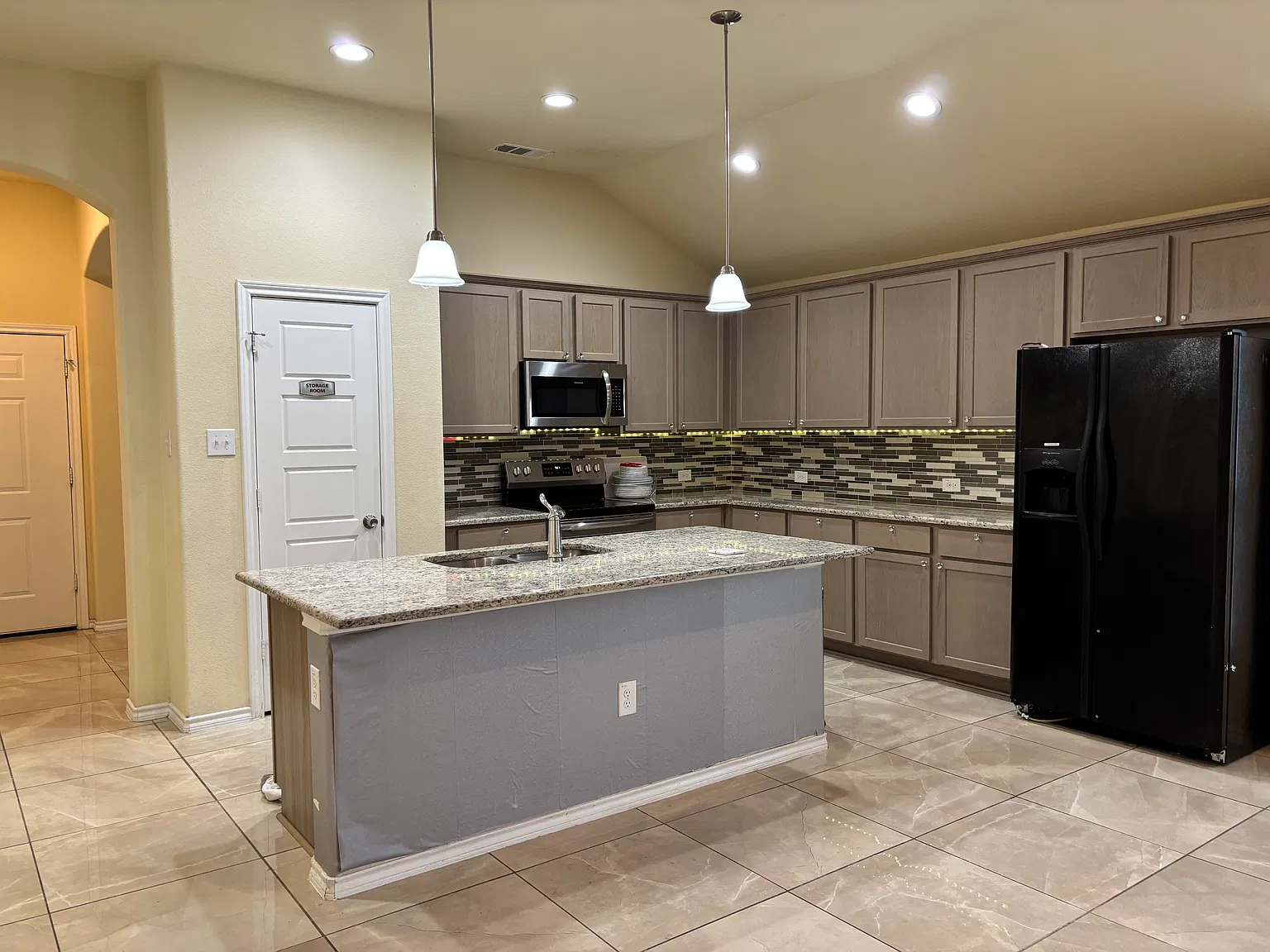 4 bed, 2200 sqft, $2,700 — Photo 1