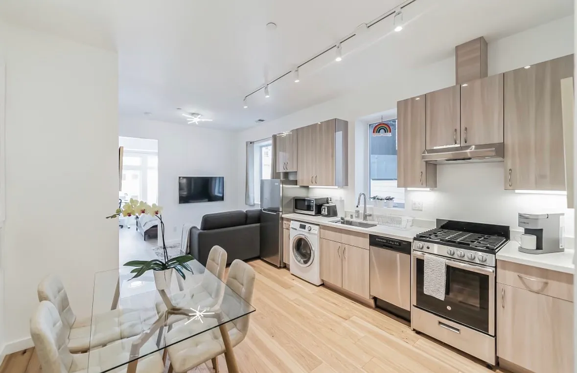 2 bed, 2.0 bath, 900 sqft, $5,800 — Photo 1