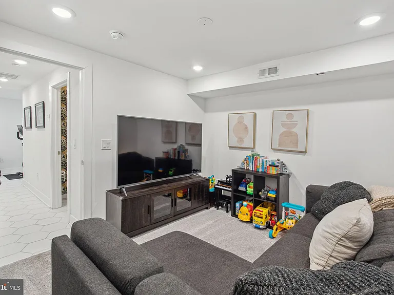2224 Amber St #4 — Photo 33