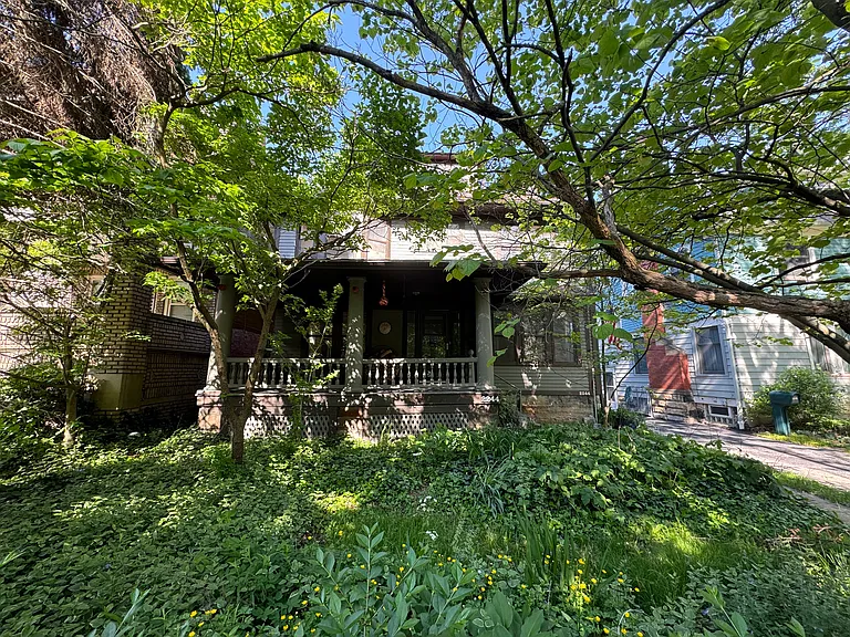 Grandview Ave — Photo 23