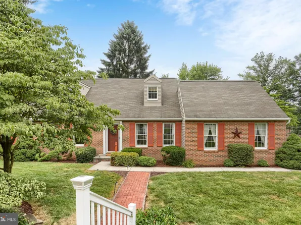 19 Paddock Ln, Camp Hill, PA 17011