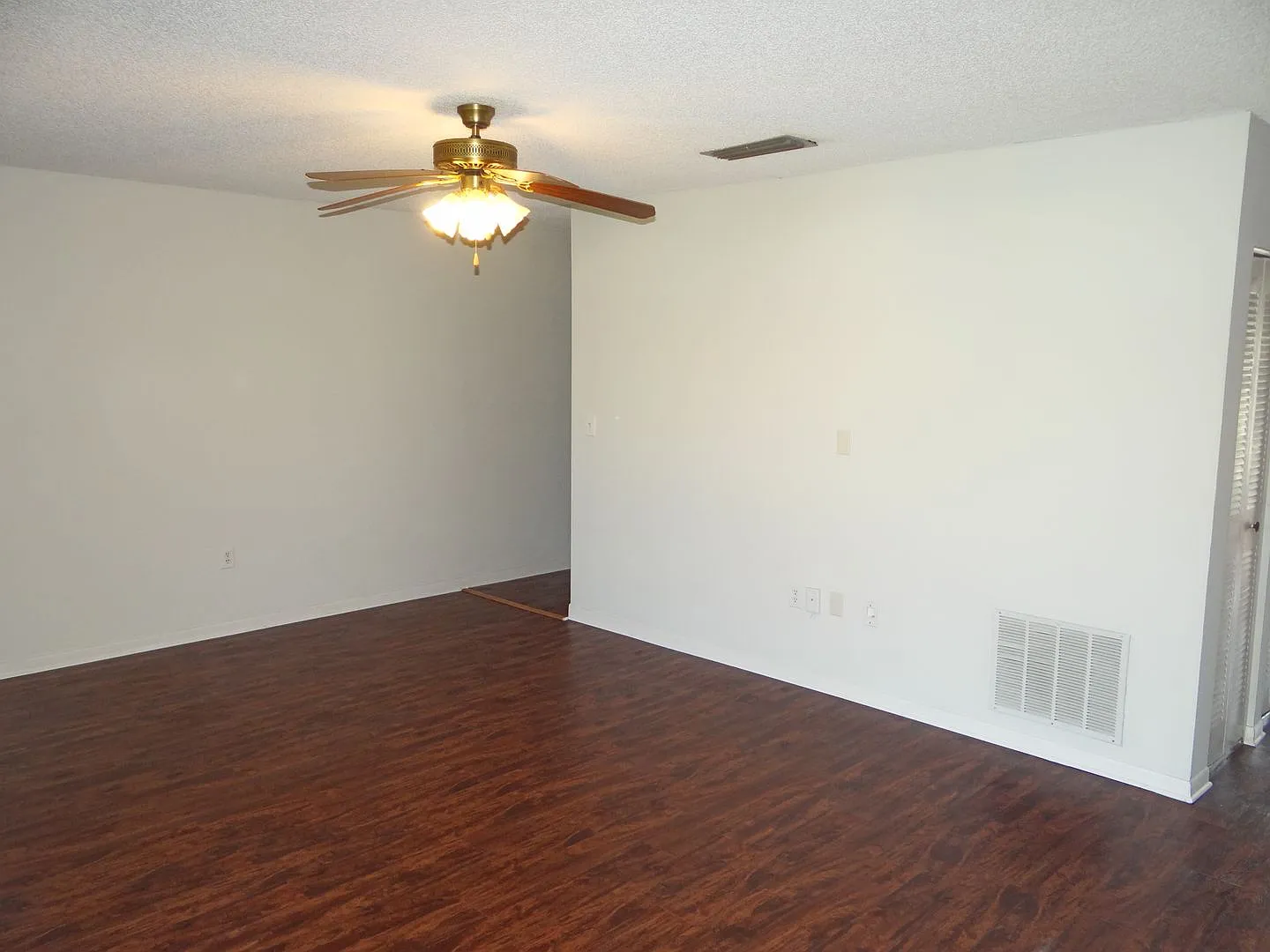 Centrally located 2/1 condo — Photo 3