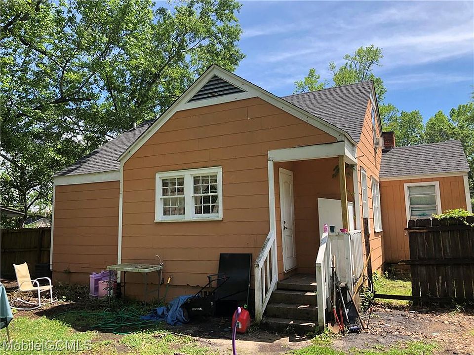 2nd image of 2058 Steiner St