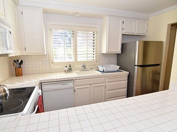 4th image of 80 Cypress Pl