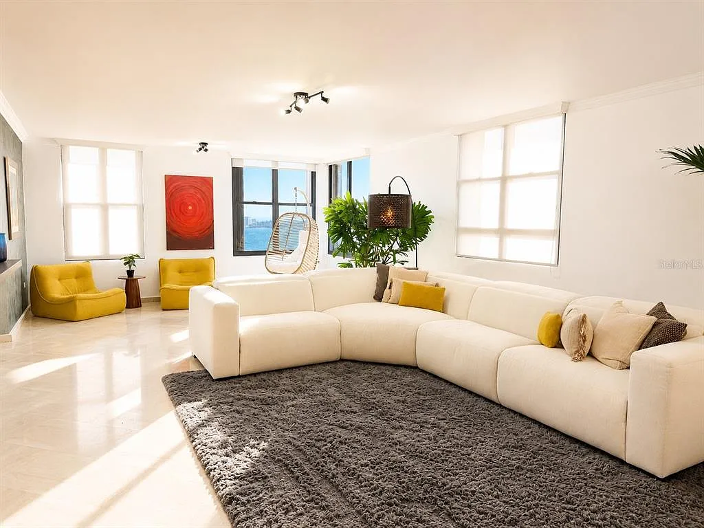 3 bed, 3.0 bath, 2100 sqft, $10,000 — Photo 2
