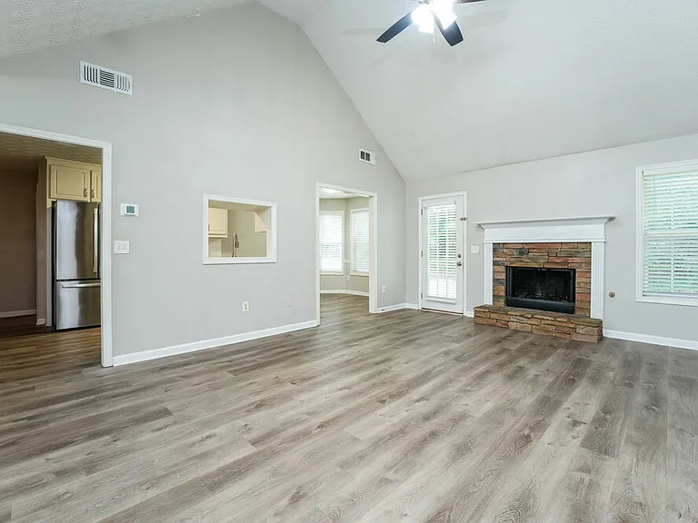 663 Stonecrest Dr — Photo 4