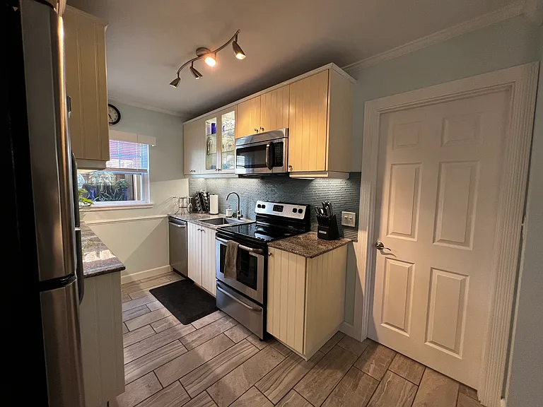 208 10th Ave N #208 — Photo 9