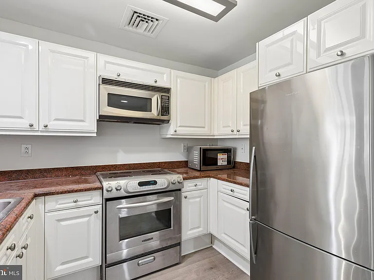 1500 Chestnut St #8G — Photo 8