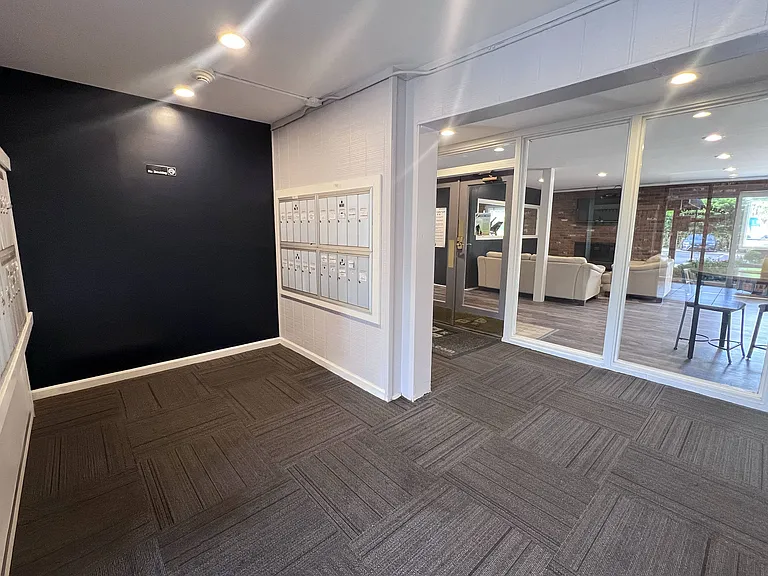 Crown Pointe Apartments — Photo 10