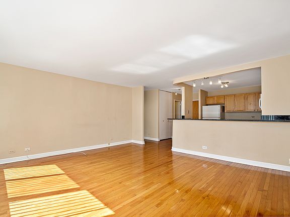 5th image of 211 E Ohio St APT 1810
