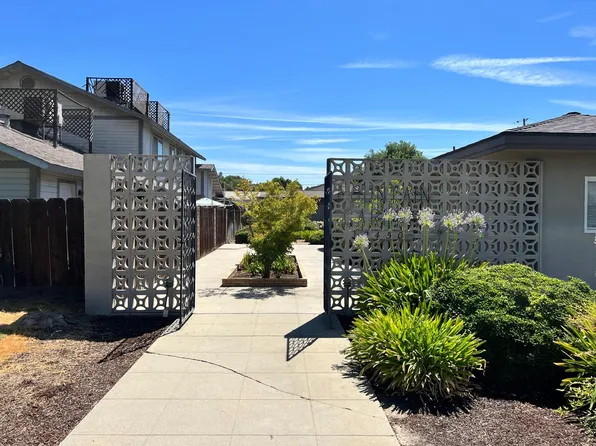 2450 14th Ave APT B, Kingsburg, CA 93631