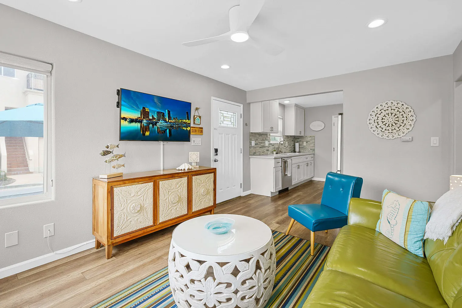 2 bed, 1.0 bath, 871 sqft, $9,590 — Photo 1