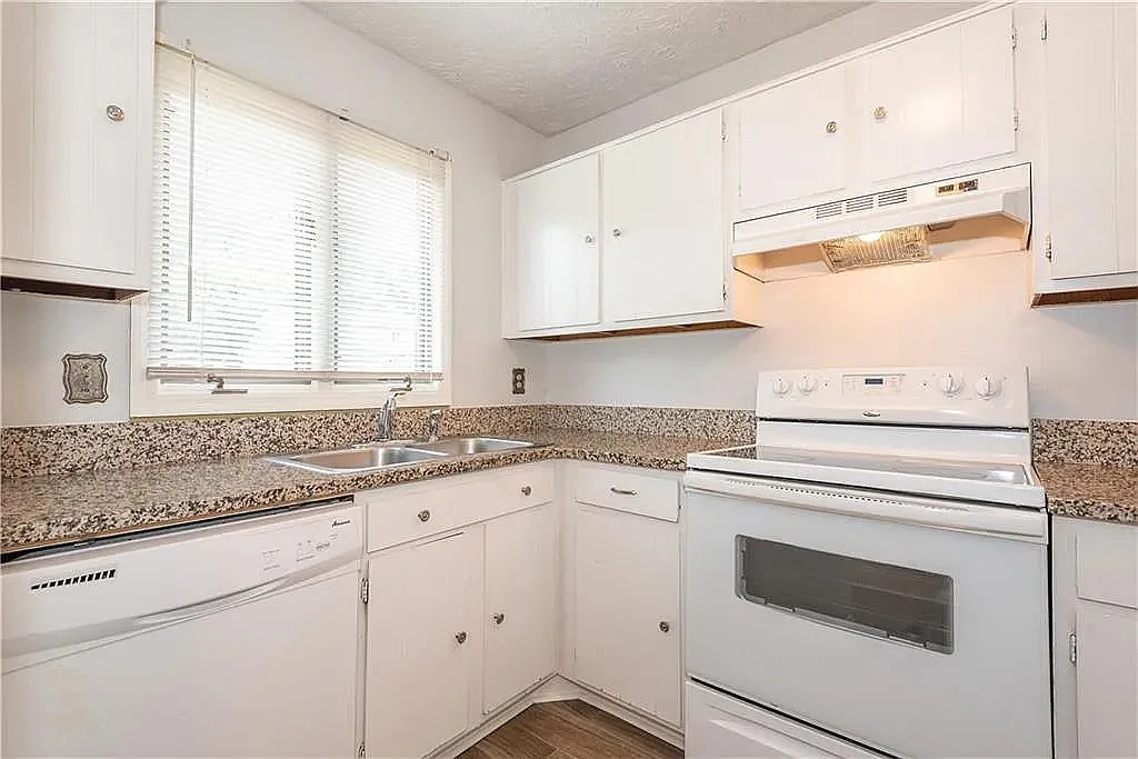 2 bed, 2.5 bath, 1054 sqft, $1,900 — Photo 3