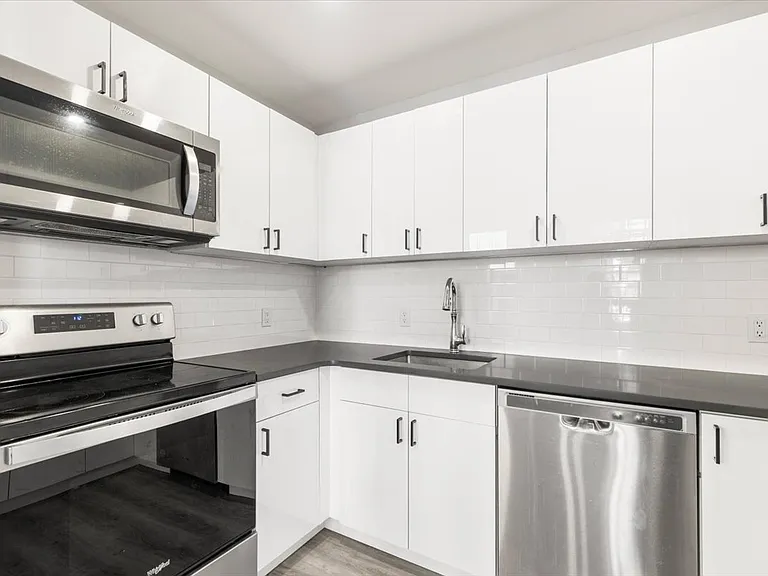 49 Beekman Ave #1 — Photo 5