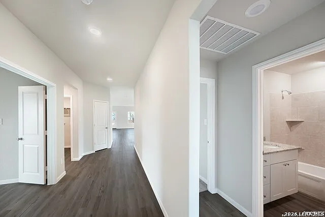 3 bed, 1910 sqft, $2,300 — Photo 3