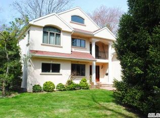 55 Fernwood Ln, Roslyn, NY 11576