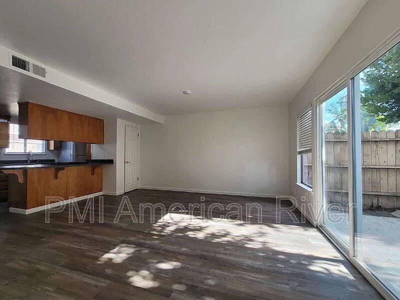 2 bed, 1.0 bath, 933 sqft, $1,375 — Photo 2