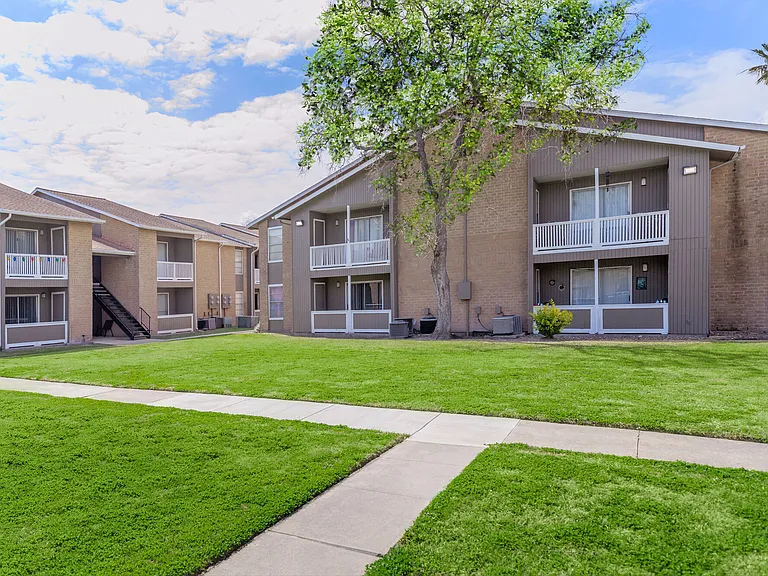 Shadow Bend Apartments — Photo 22