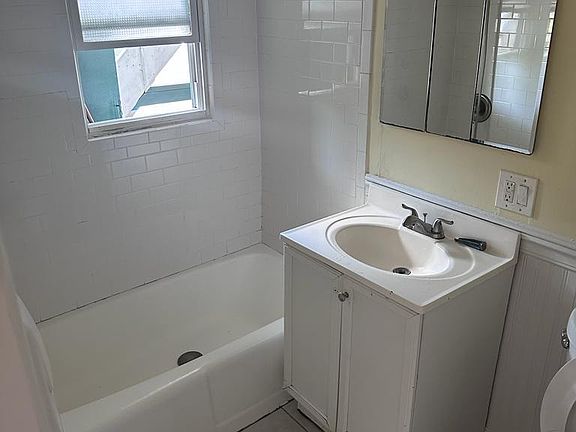 4th image of 900 Halstead Ave