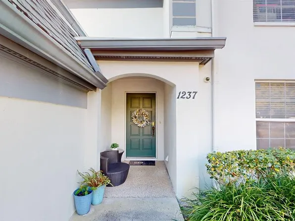 1237 N McMullen Booth Rd, Clearwater, FL 33759