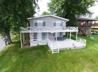 8 Holiday Dr, Somonauk, IL 60552