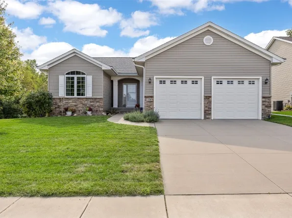 224 Willowood Dr, Hiawatha, IA 52233