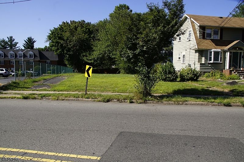 2nd image of 554 Irvington Ave