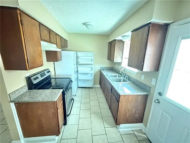 2 bed, 1.5 bath, 950 sqft, $1,100 — Photo 3
