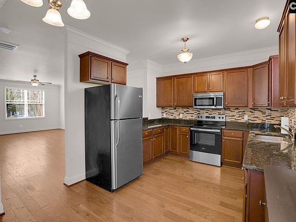 5th image of 623 Laurel St