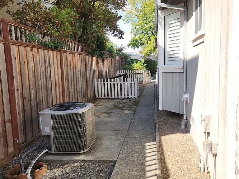 107 Leafy Glade Pl — Photo 22