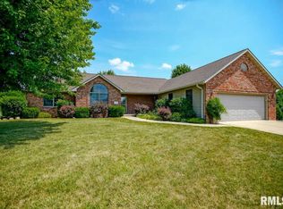 2705 Black Oak Dr, Pekin, IL 61554