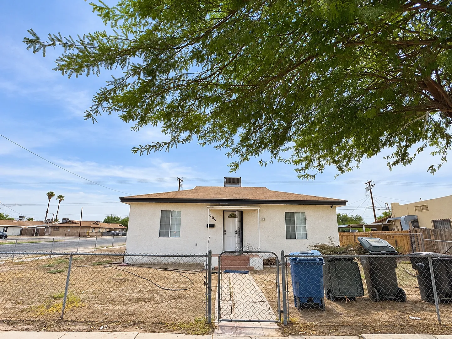 Spacious 3 Bedroom Home Available in El Centro! — Photo 1