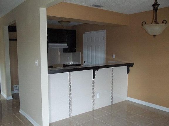 2nd image of 800 W Gabriella Ave