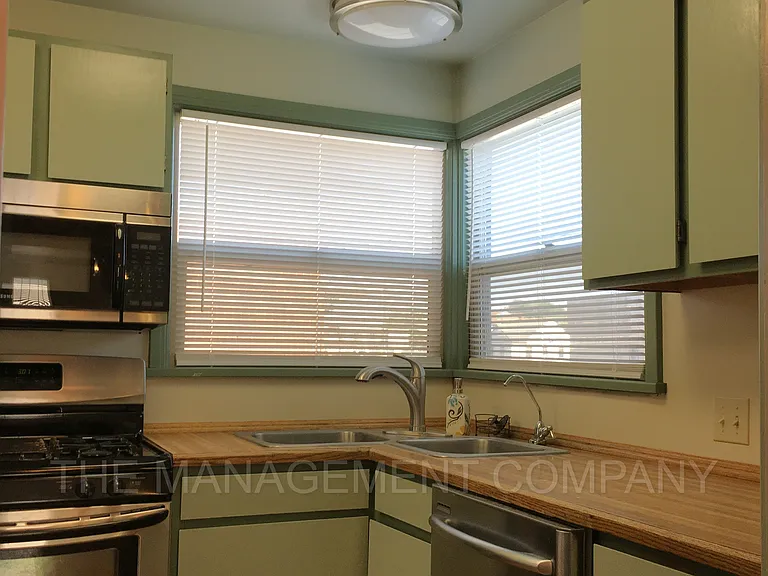 576 Addison Ave W — Photo 10