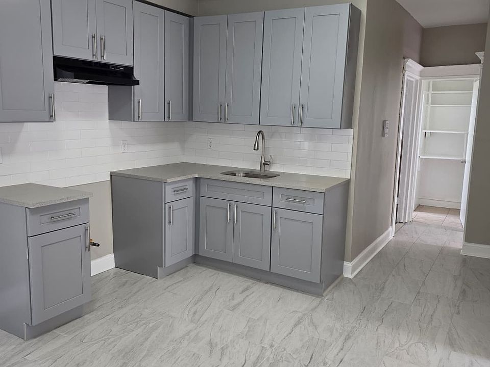 2nd image of 601 Grove St APT 2