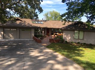 953 NW South Shore Dr, Lake Waukomis, MO 64151