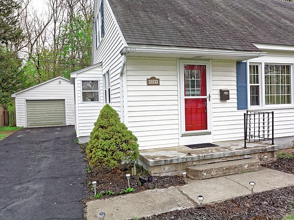 5th image of 25 Parkwood Dr