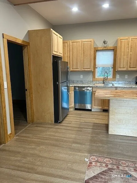 3 bed, 1.0 bath, 840 sqft, $3,250 — Photo 3