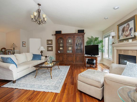 5th image of 690 Charlemont Ln
