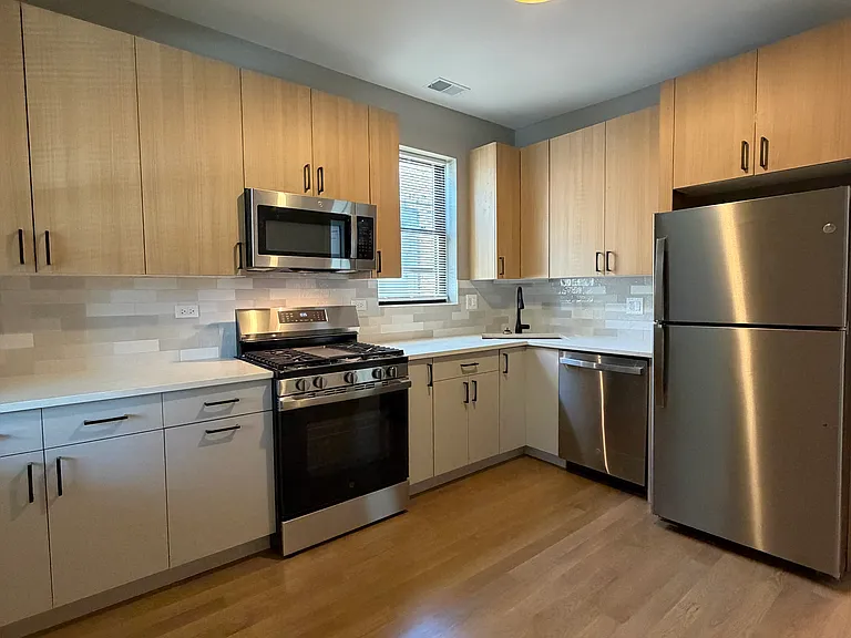 3530 W Dickens Ave #2 — Photo 8