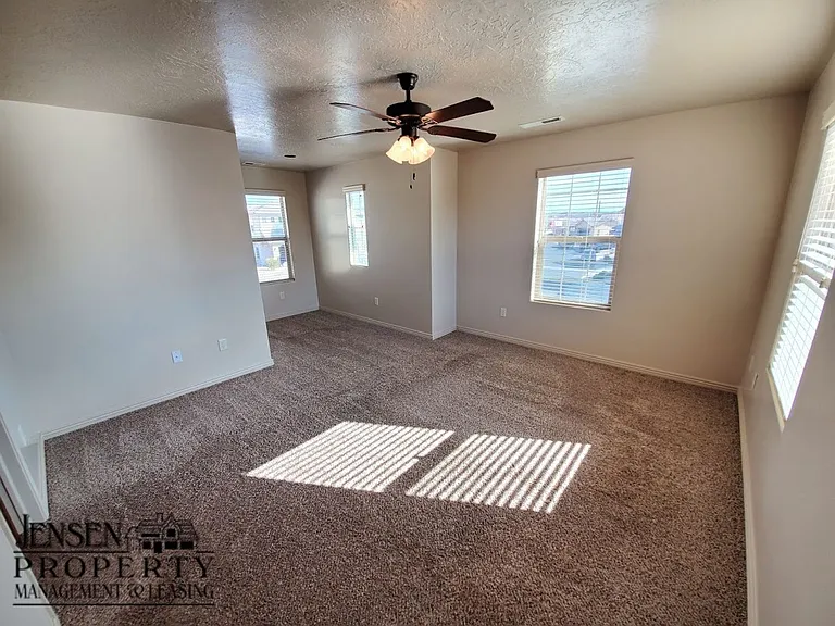 671 N Bluffview Cir — Photo 29