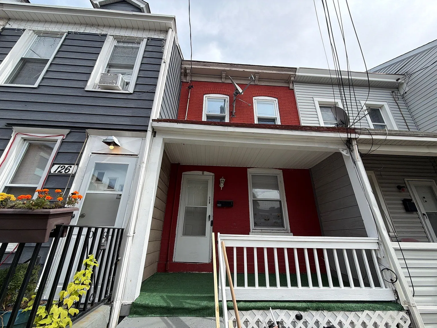 3 bed, 780 sqft, $1,900 — Photo 1