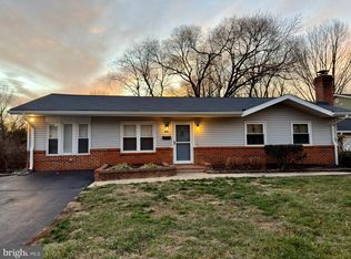 905 W Poplar Rd, Sterling, VA 20164